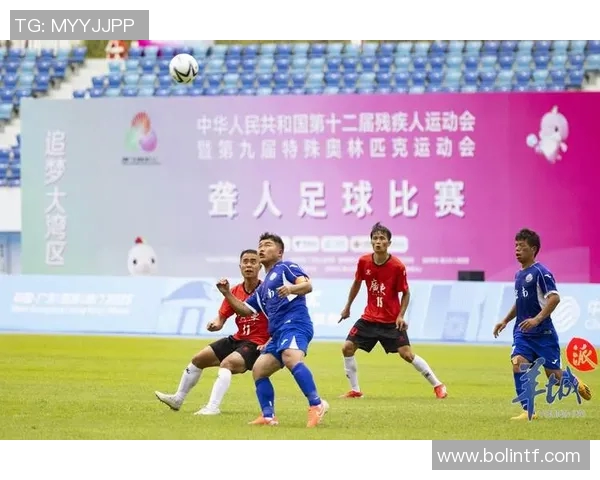 假扮足球明星挑战自我体验赛揭开球场背后的真实与梦想